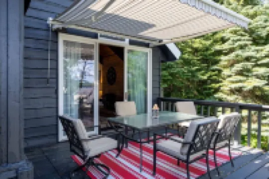 All season Cottage with 3 decks + sun room