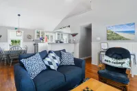 Bright 3 bedroom Cape cottage Hotels in Truro