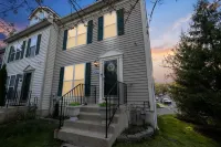 Experience Elevated Comfort: Luxe Breeze Townhouse. Hotels in der Nähe von Stevenson University