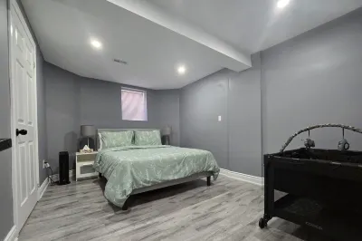 Spacious 2Bd family suite with full kitchen. Centrally located. Hotels near Glen Eden