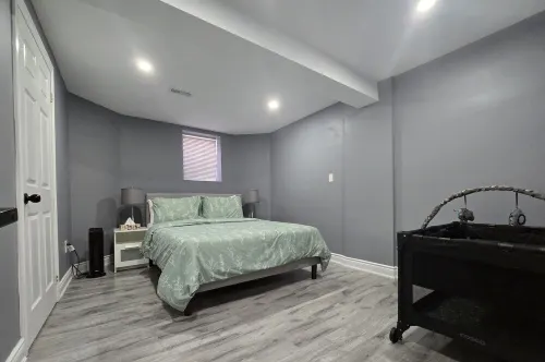 Spacious 2Bd family suite with full kitchen. Centrally located.