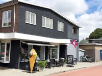 Sint Adelbertus, Prachtige Luxe Woning Boven de Ijssalon in het Centrum Hotels in Egmond-Binnen