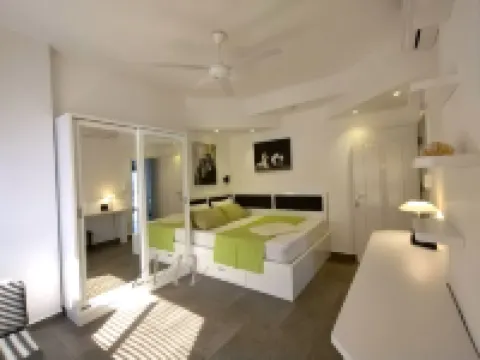 Exclusive sea view suite (94m2, panoramic view, private beach, pools) Hotels in 