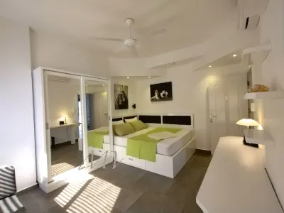 Exclusive sea view suite (94m2, panoramic view, private beach, pools)