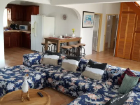 Aloha Penthouse apartment in the heart of the Maho entertainment area. Hotéis em Lowlands