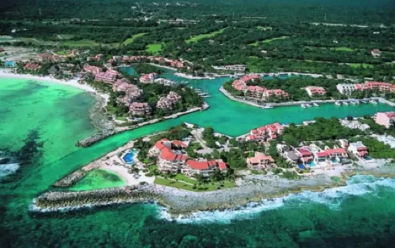 Beachfront Condo at Club de Yates