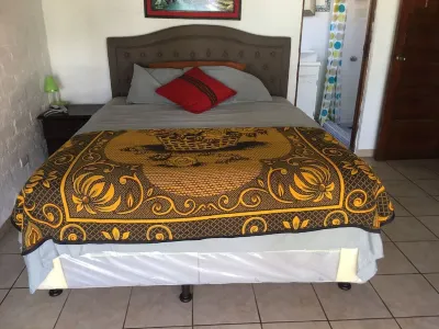 Private Beachfront, Entire house. Hotel dekat Playa las Flores