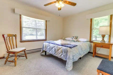 Home ~ 17 Mi to Detroit w/ Patio & Grill! Отели рядом с достопримечательностью «4 Men»