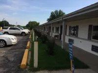 Super 7 Motel - parking