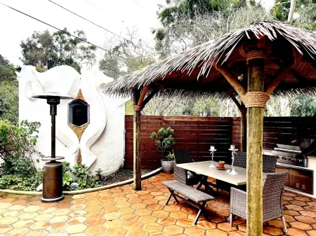 Rustic Emerald Retreat - Rave Reviews! Shown in HGTV Extreme & Unique Homes! Отели рядом с достопримечательностью «Торрей Пайнс Голф Корс»