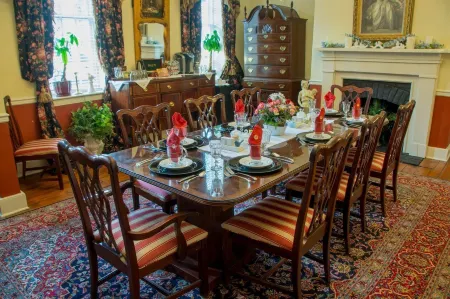 The Richard Johnston Inn & 1890 Caroline House Отели рядом с достопримечательностью «Терминус оф Вирджиния Рейлуэй Трейл»