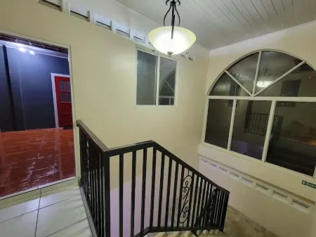 Central Georgetown, with city view! Отели рядом с Аэропорт Огл