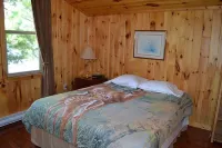 Birchland Cottages Hotels in Huron Shores