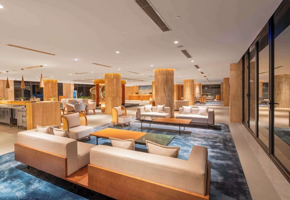 래디슨 리조트 무이네의 풀사이드 바와 수영장