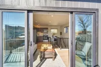 Modern Erie Home - Walk to Downtown! -  Privatzimmer