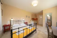 Aggelina's Apartments Hotel dekat Petani Beach