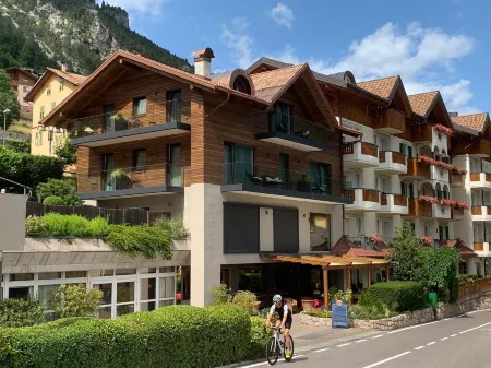 Alpotel Dolomiten Отели рядом с достопримечательностью «Lake Molveno»