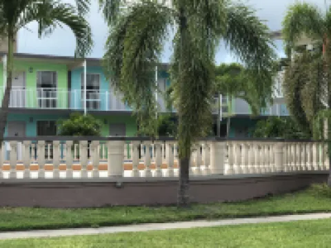 Tropical Inn & Suites, Downtown Clearwater Hotels in Clearwater
