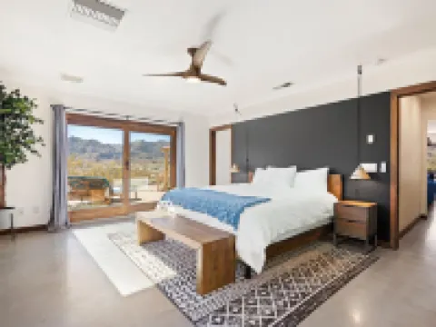 Dreamspace - Hot Tub, Fire Pit, 5 Min. to Park 2 Bedroom Home by RedAwning 約書亞樹村酒店