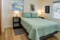 Renovated Crescent Lake Escape w/ Waterfront Deck! - Parkplatz