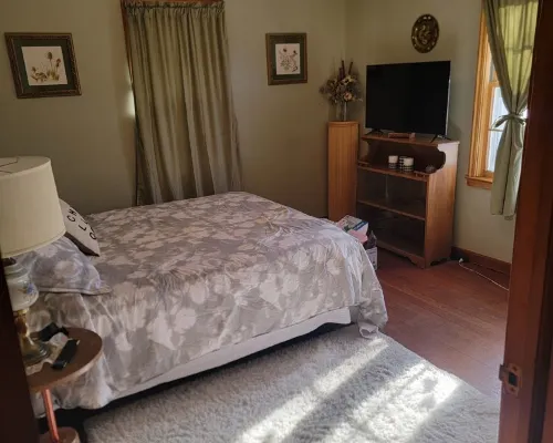 Charming 3-bedroom house with AC, WiFi in pleasant Hardwick Hotels in Rock County