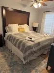 Gorgeous quiet and cozy 3 bedroom/ 2 bathroom home awaits you! 加納爾機場附近的飯店