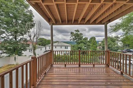 Yonkers Apt w/ Balcony: Walk to Train Station! Отели рядом с достопримечательностью «Антермайер Гарденс Консерванси»