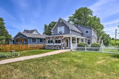 Elegant Stone Cottage Steps to Crystal Lake Beach - 3-Sterne