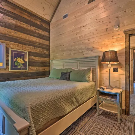 Hot Tub and Fire Pit Broken Bow Retreat!