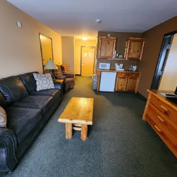 Pine Peaks Lodge & Suites