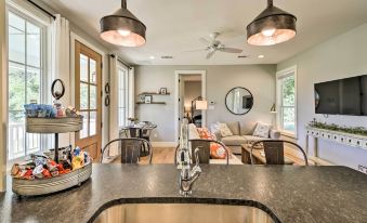 12 Mi to Tcu: Fort Worth Cottage w/ Farmland Views