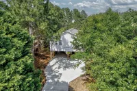 Wave Call, in Southern Shores, beckons you to this luxurious cottage!
