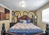 Walk to Beach 1 mile. 3/2 - Sleeps 10 Next to Everything! Private Road on 98! Отели рядом с достопримечательностью «Island Style»