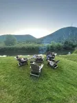 Nature's Edge-4 bedroom/2 bath serene getaway w/ River & Firepit - 3-Star