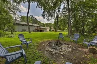 Lake Nagawicka Home - 2 Blocks to Boat Launch - Homestays