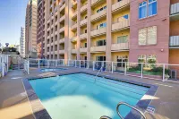 Luxe Long Beach Condo w/ Pool: 1 Mi to Shoreline!