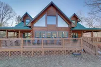 Deck and Mtn Views! Luxe Log Cabin in Waynesville - Wifi