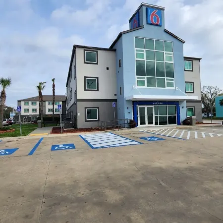 Motel 6 Biloxi, MS - Beach
