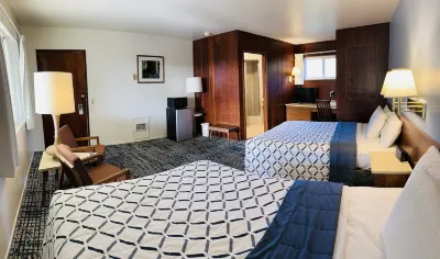 Curly Redwood Lodge