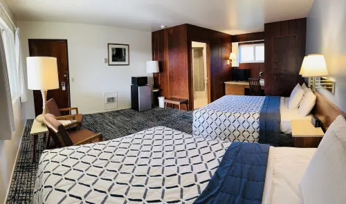 Curly Redwood Lodge