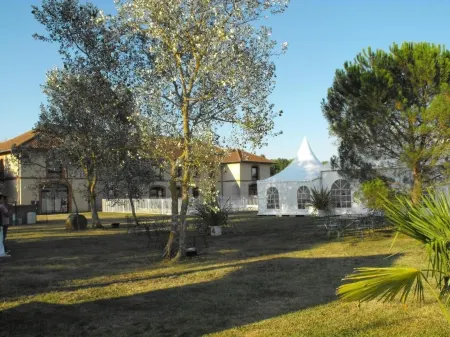 Domaine de Garabaud Отели в г. Юнзан