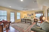 Studio in College Station w/ Expansive Deck! - Apartments