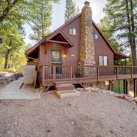 Hot Tub, Game Room Dog-Friendly Pine Cabin!