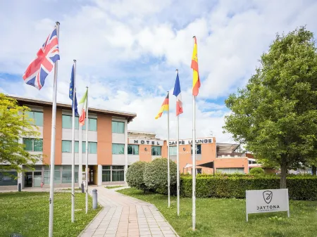 Daytona Business Hotel Отели в г. Felegara