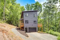 Modern Hiker's Haven w/ Dupont State Forest Views! - Parkplatz