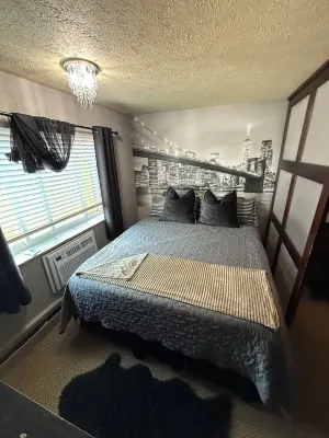 CAL KING BED, FREE PARKING PASS FOR 1 CAR, BY DOWNTOWN & CLINIC