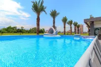 Urban Oasis Inn - Rooftop Pools