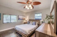 Lux Life - Pool, Sauna, Chill Vibes - Walk to the Water & Downtown!