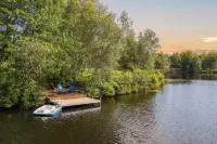 Waterside Haven by AvantStay Lakefront Hot Tub Game Room Fire Pit
