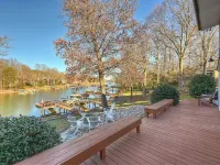 Dock Days by Avantstay Swimming Platform, Dock Hotels in Westport